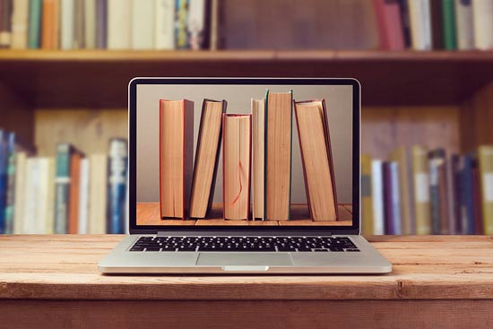 Bücherrücken auf Bildschirm von Laptop in einer Bibliothek