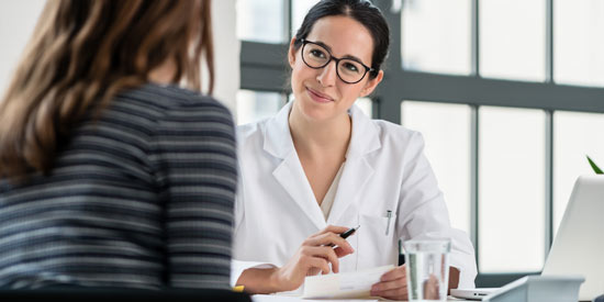 Eine Ärztin im Patientengespräch