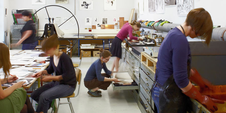 Menschen arbeiten in der Kunstwerkstatt