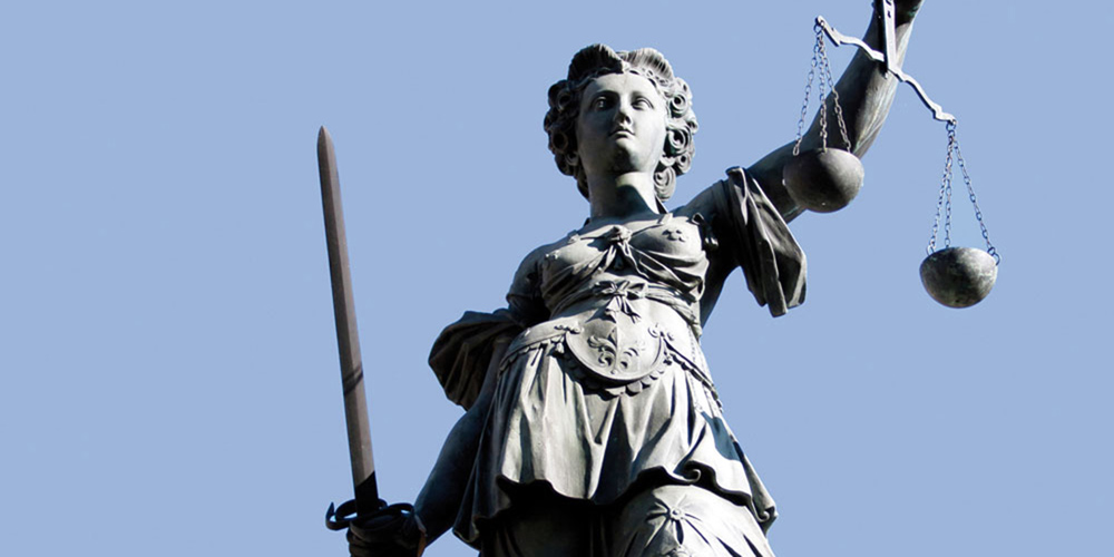 Justitia-Statue aus der Froschperspektive